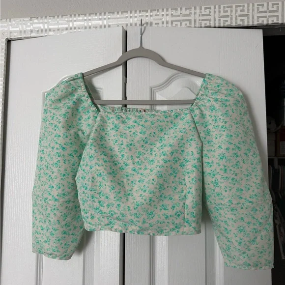 Levi’s Floral Square-Neck Puff Sleeve Crop Top - Picture 2 of 9
